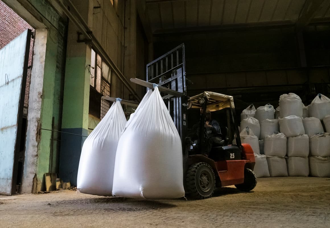 Вилочный погрузчик вывозит продукцию из цеха